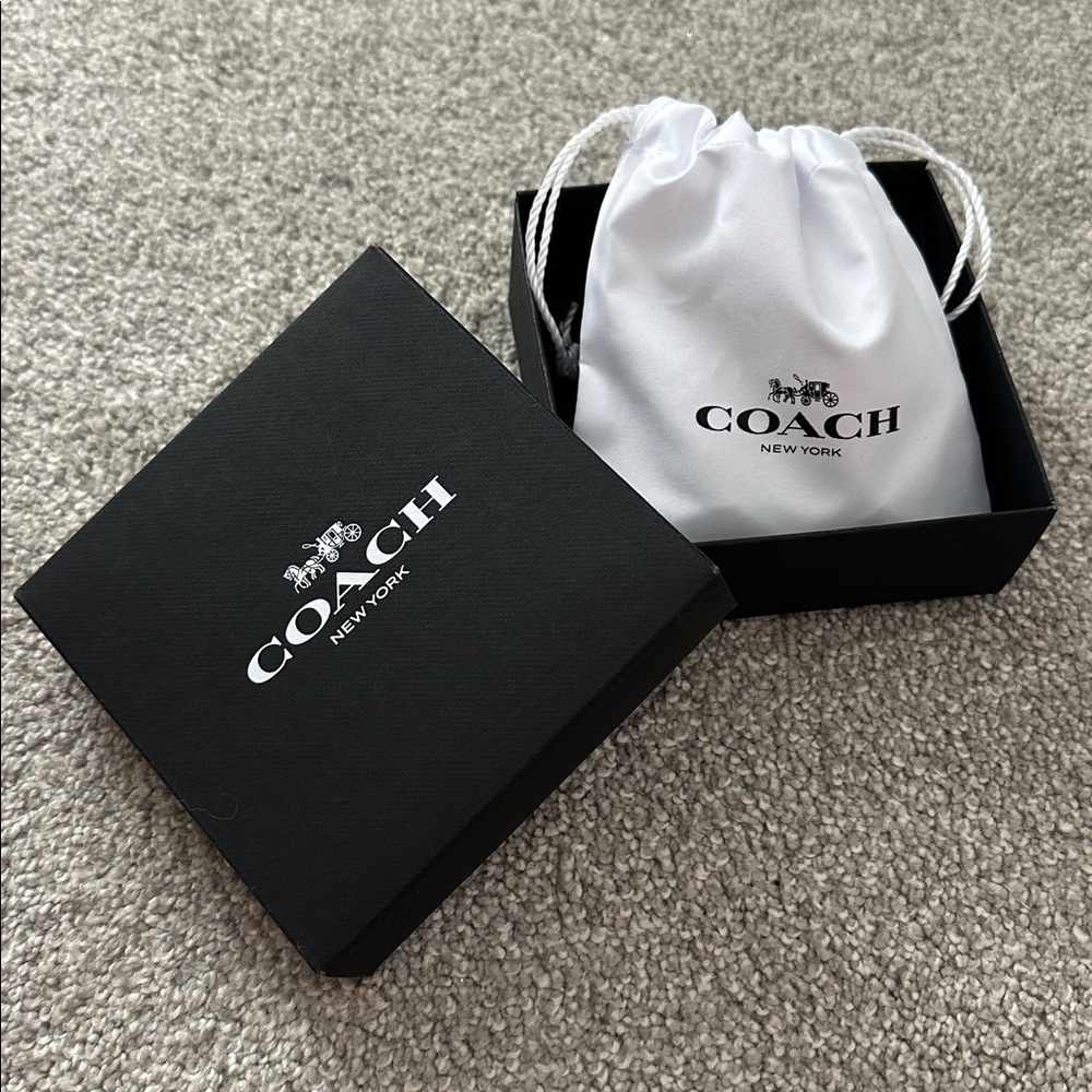 Coach Gold and Pearl Beaded Chain - Picture 5 of 6